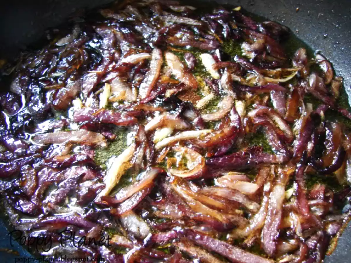 Tarta cu ceapa caramelizata si branza de capra - poza 3