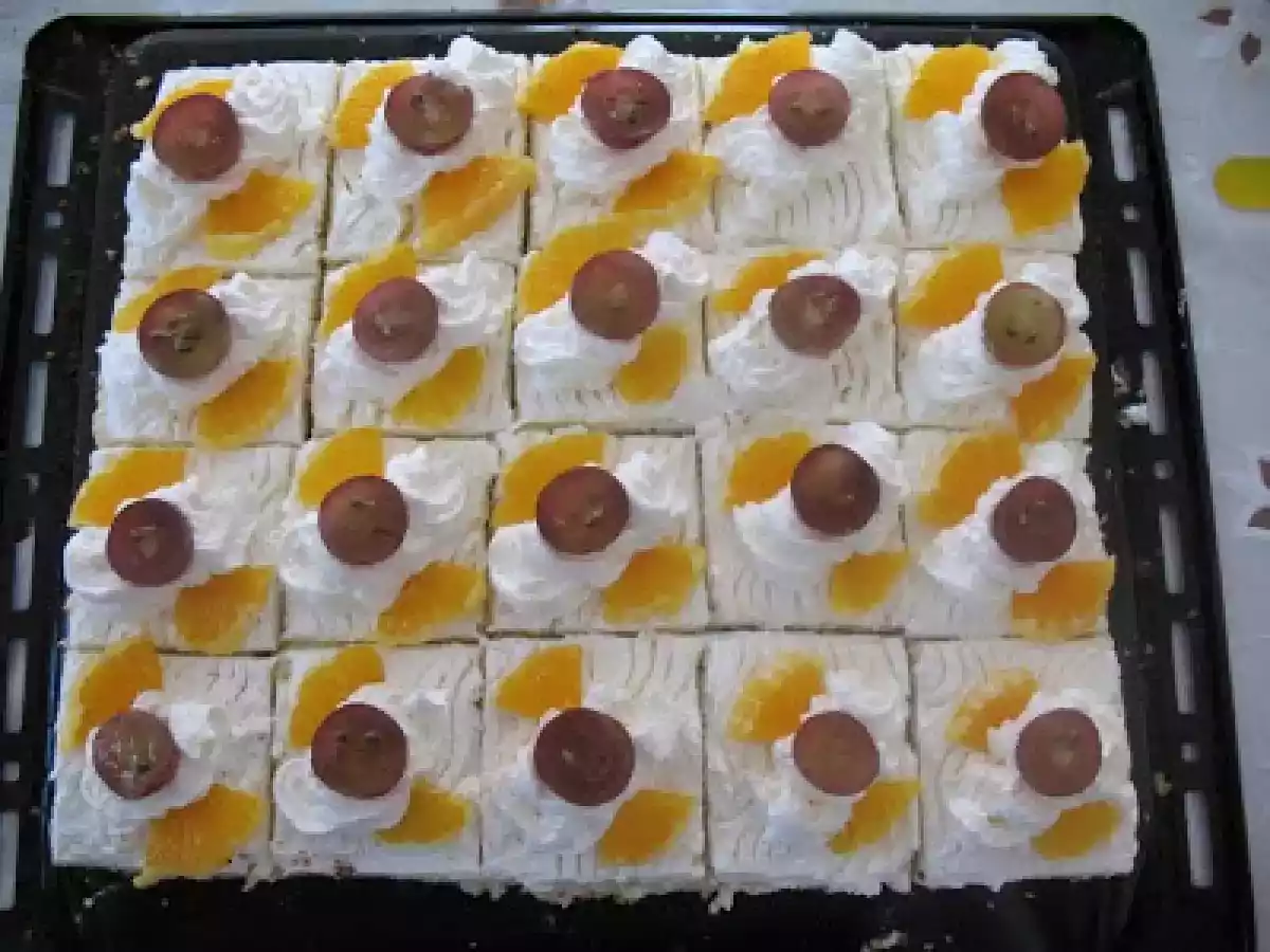 Tarta cu frisca si fructe