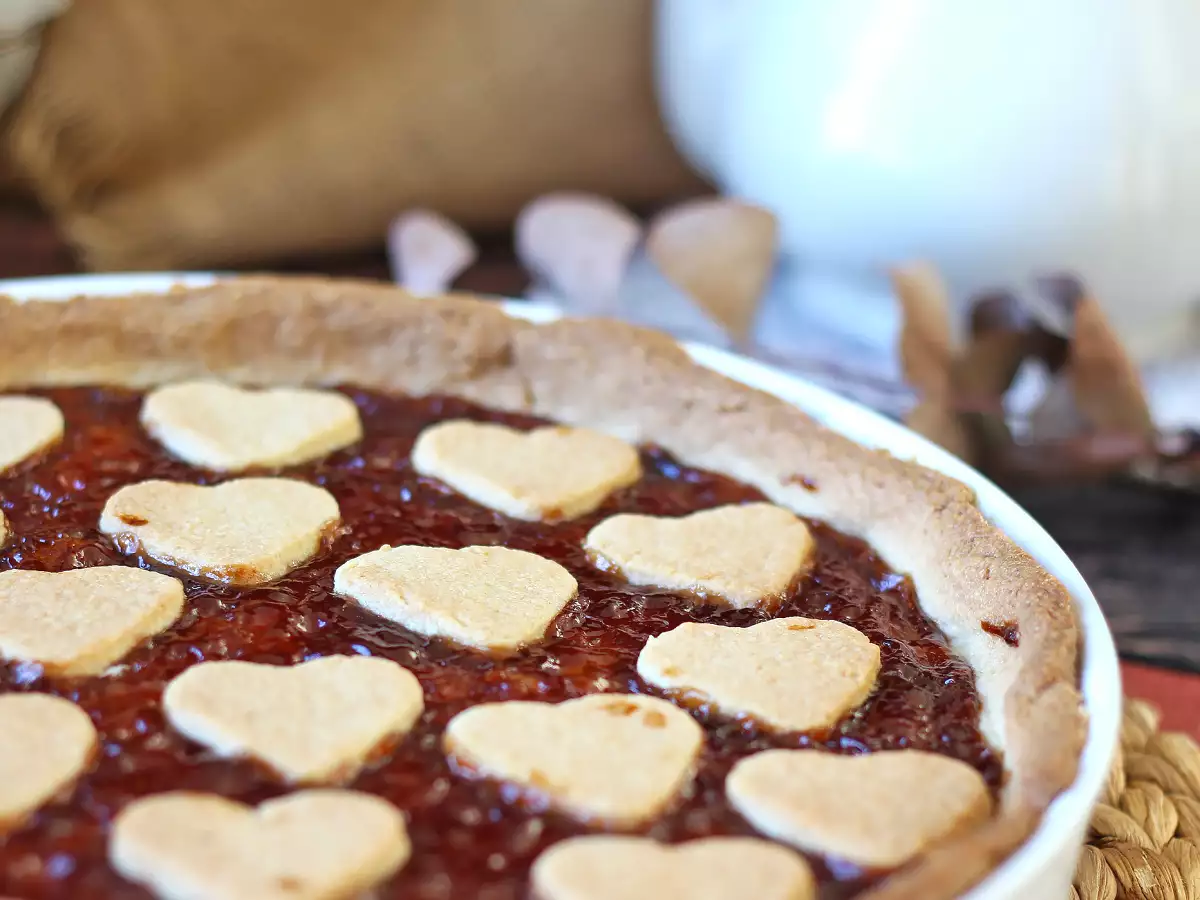 Tartă cu gem de căpșuni: rețetă clasică de aluat brisée - decor inimă - poza 3