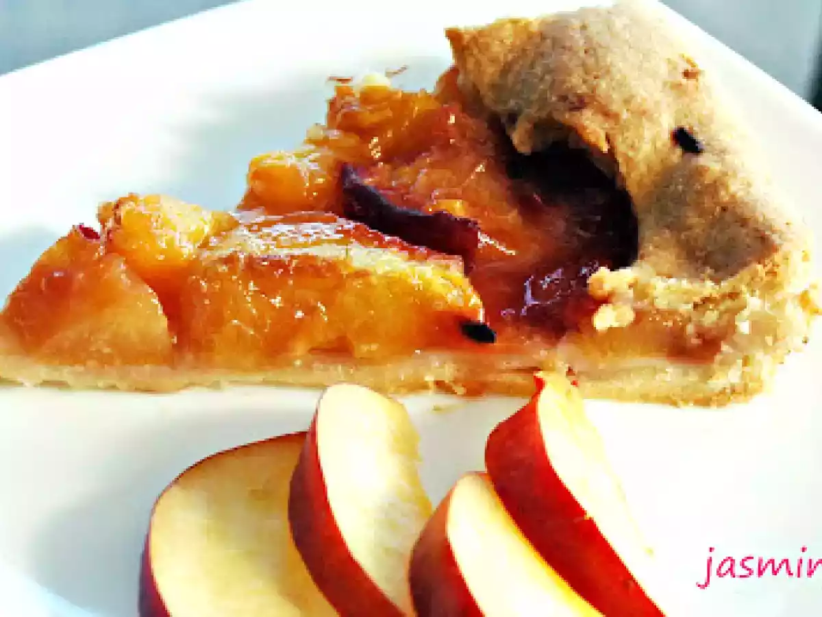 Tarta cu nectarine sau piersici.