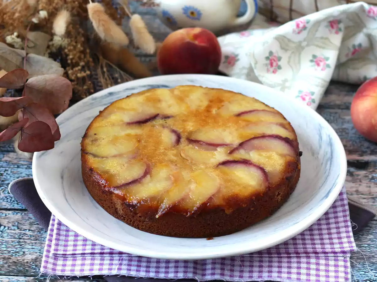 Tartă răsturnată cu piersici, unt topit și caramelizat - poza 2