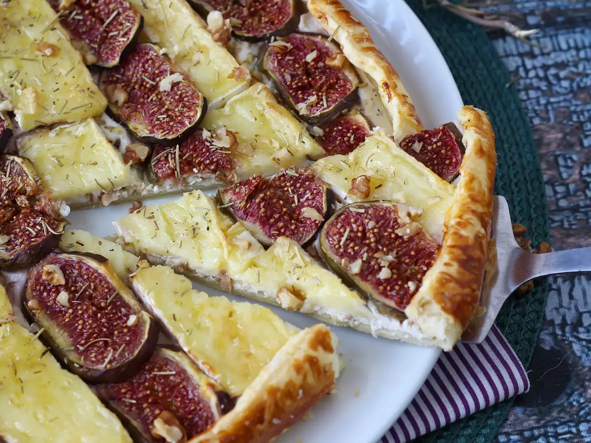 Tartă subțire cu smochine, brie și nuci