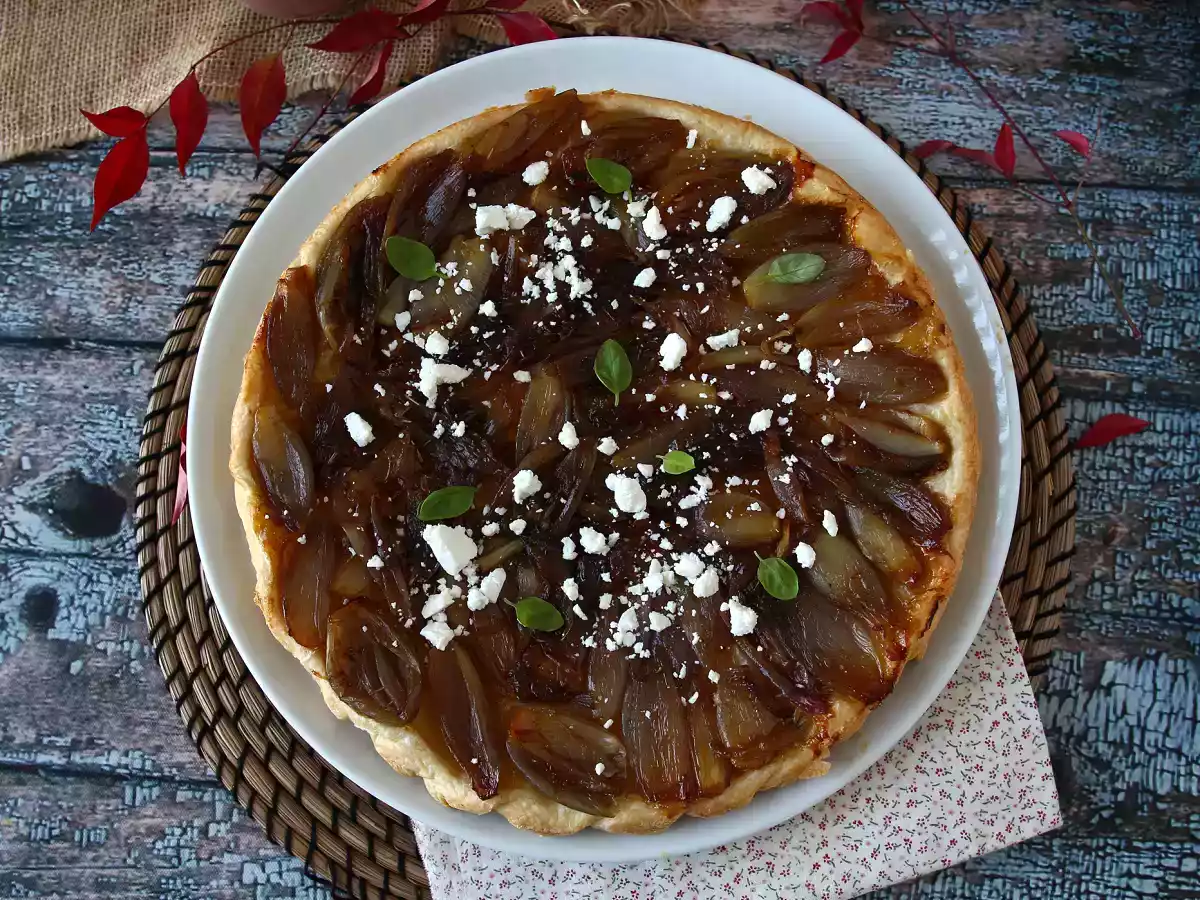 Tartă tatin cu șalotă și feta - poza 2