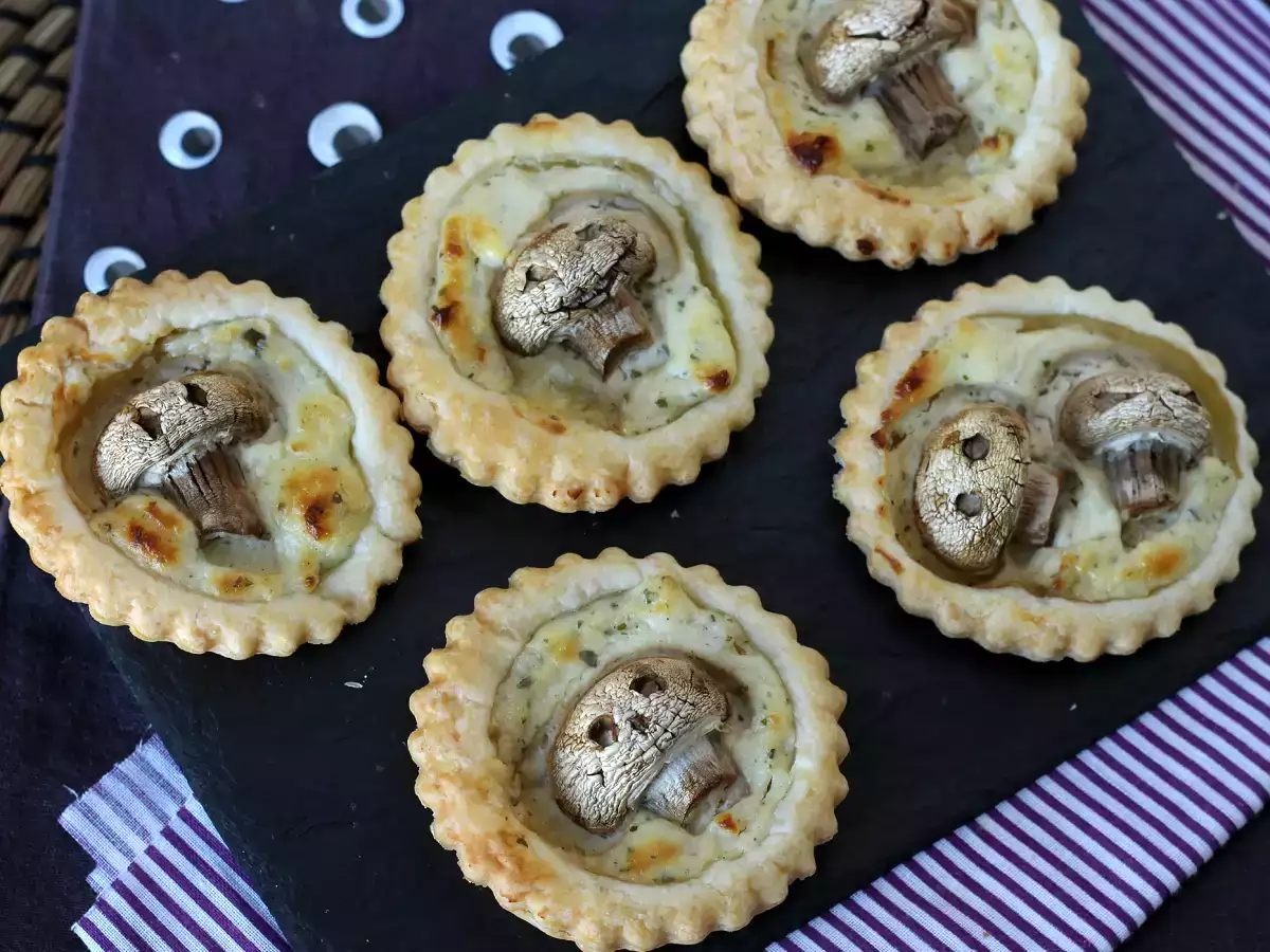 Tarte de Halloween cu ciuperci și brânză cu usturoi și ierburi - poza 5