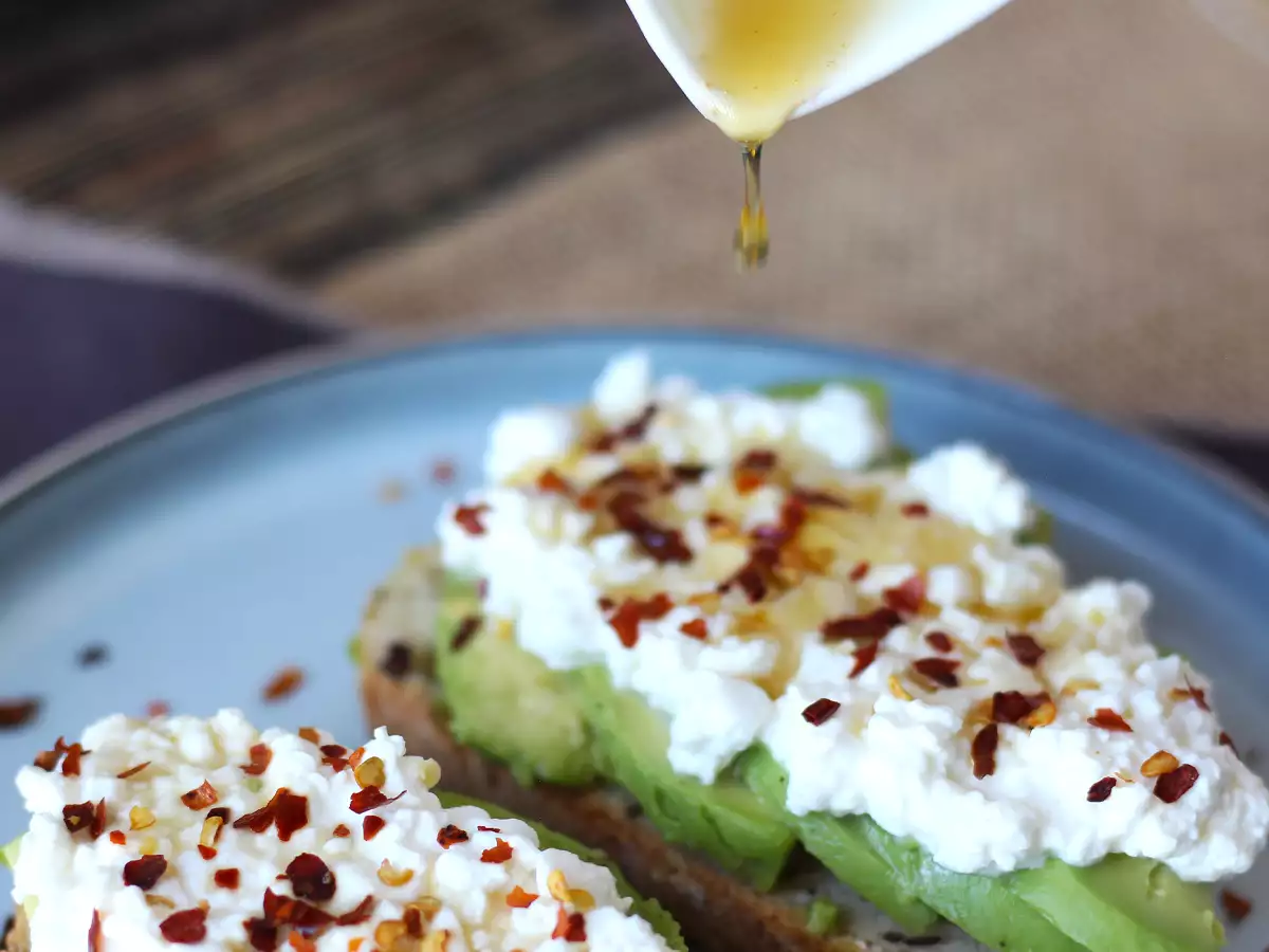 Tartine cu avocado, brânză cottage și miere - poza 2