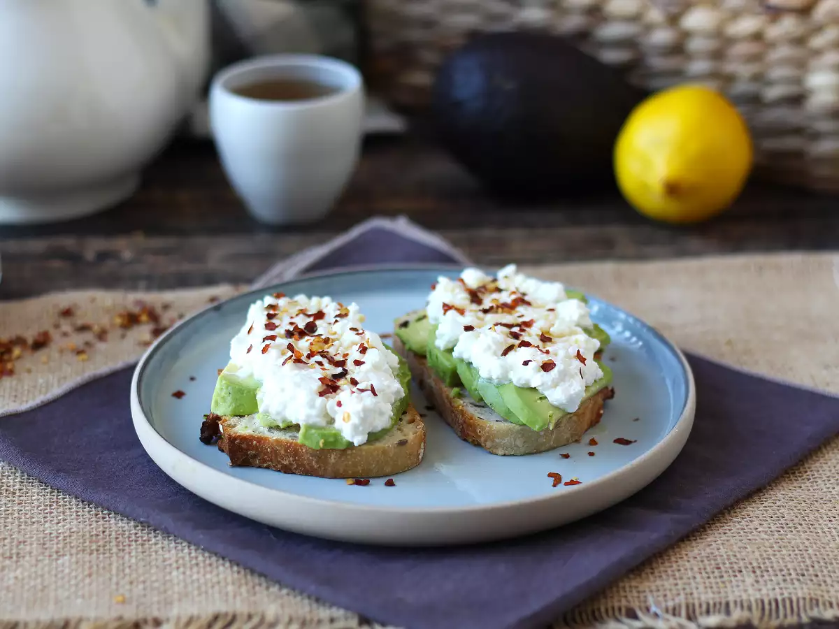 Tartine cu avocado, brânză cottage și miere - poza 3
