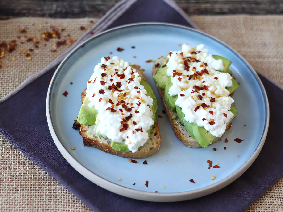 Tartine cu avocado, brânză cottage și miere - poza 4