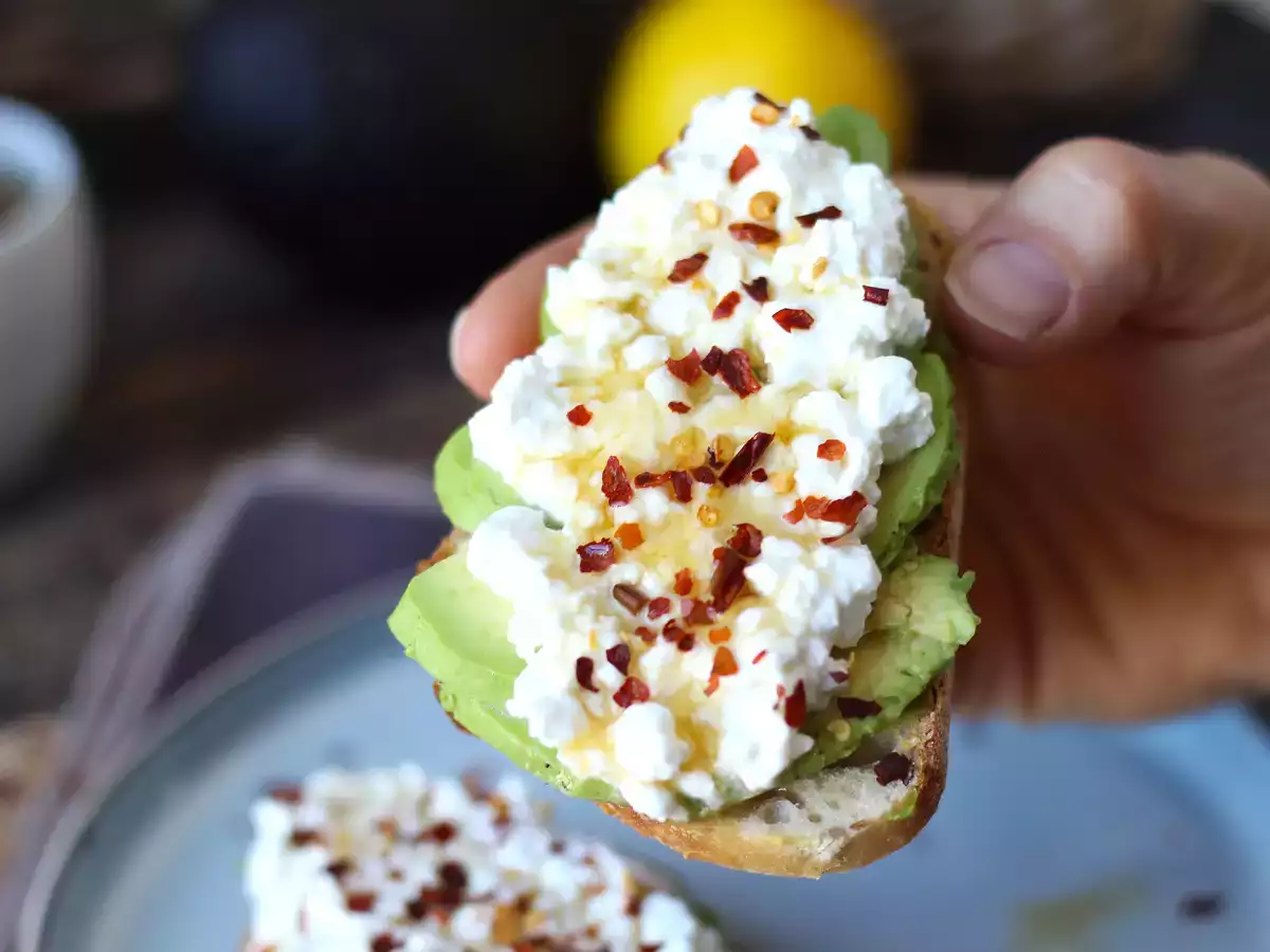 Tartine cu avocado, brânză cottage și miere - poza 6