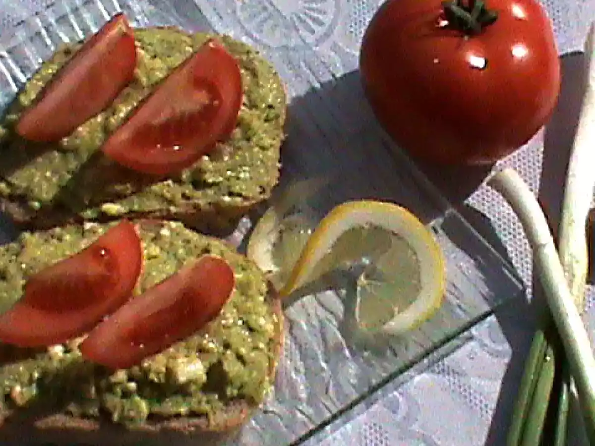 Tartine cu avocado si branza