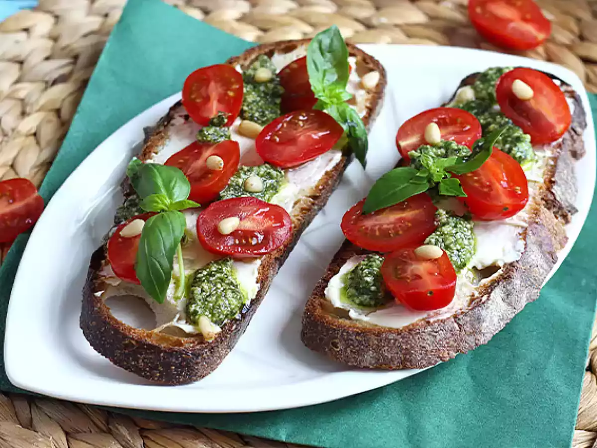 Tartine cu crema de branza, pesto si rosii cherry