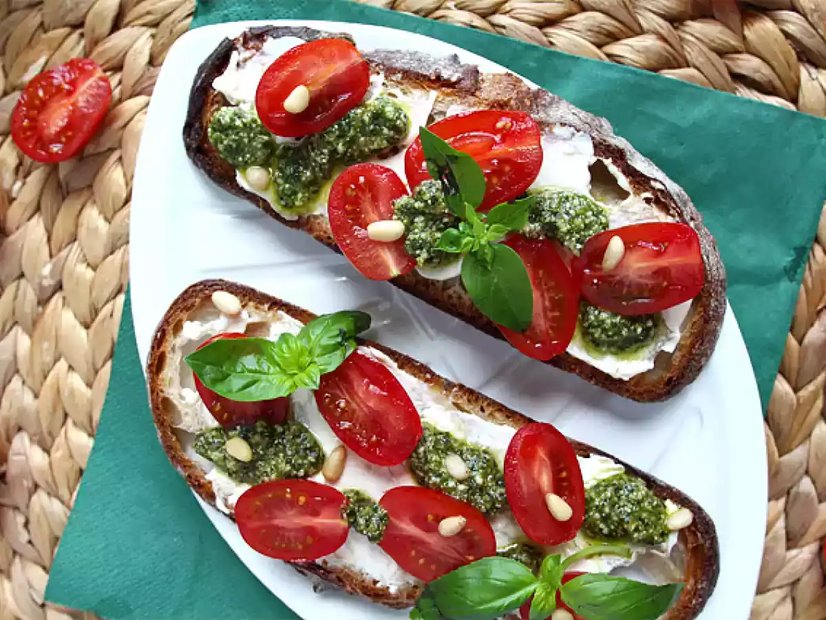 Tartine cu crema de branza, pesto si rosii cherry - poza 2