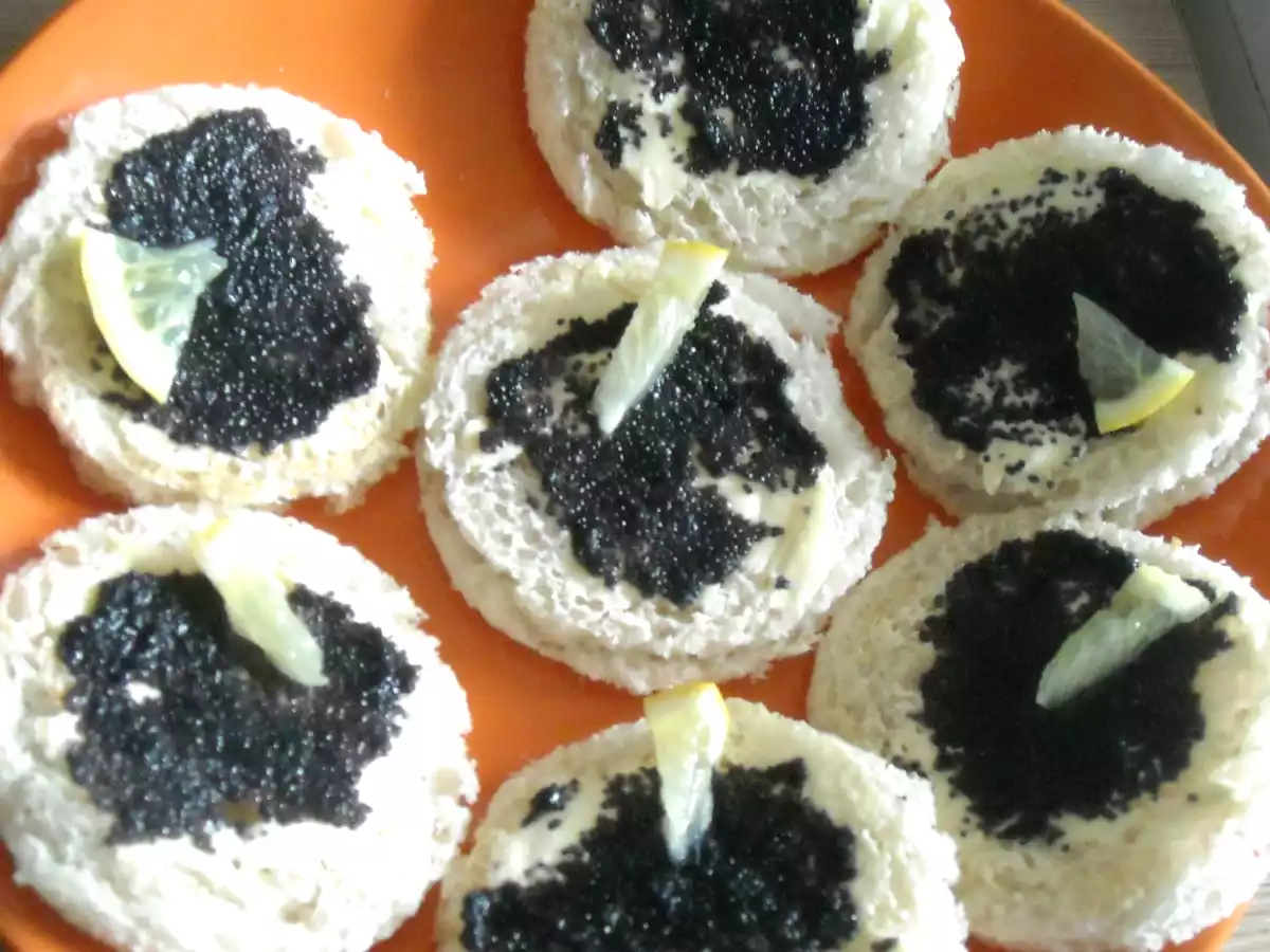 Tartine cu icre negre