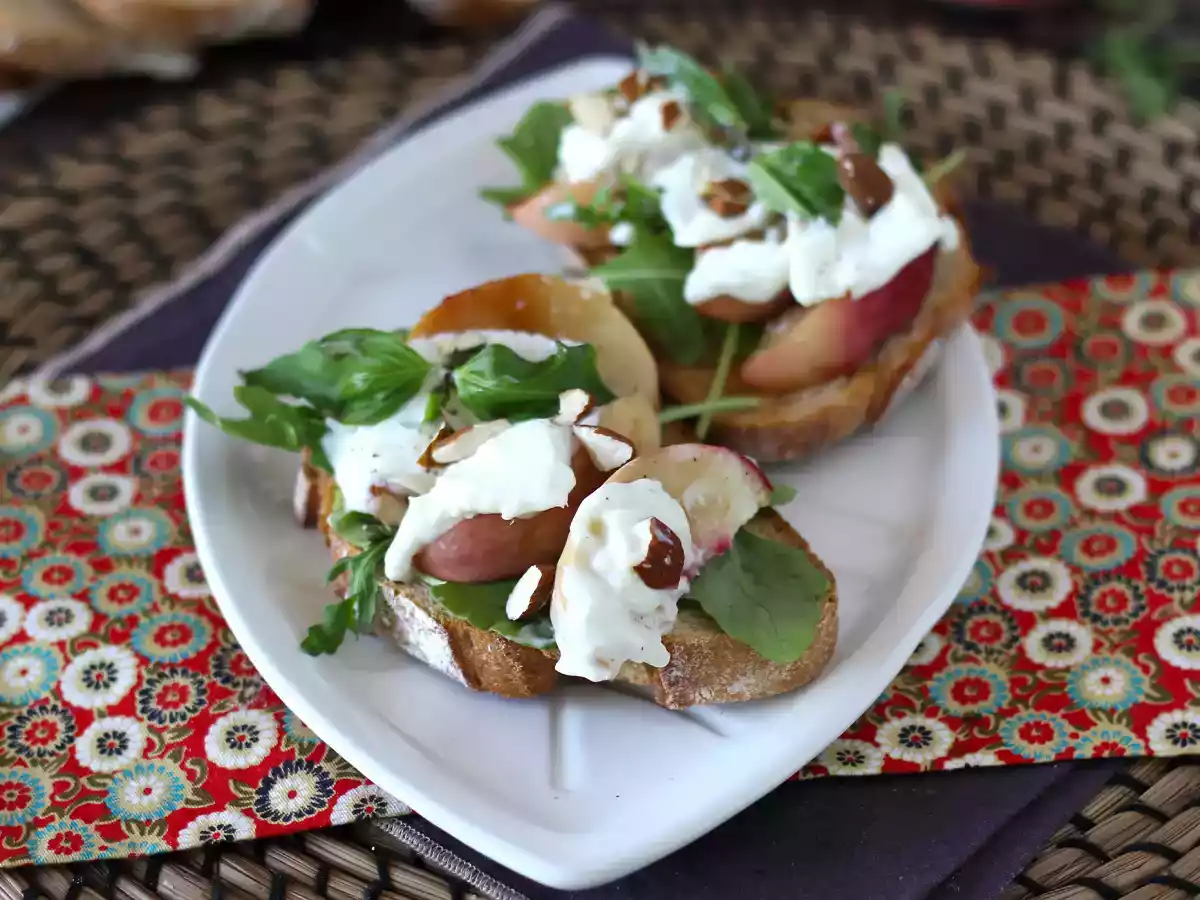 Tartine cu rucola, piersici prăjite si burrata - poza 2
