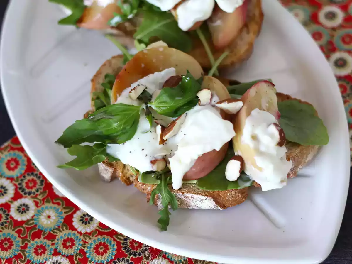 Tartine cu rucola, piersici prăjite si burrata - poza 3