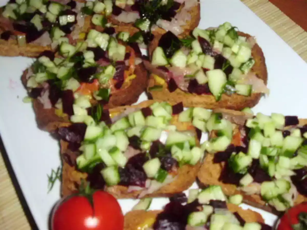 Tartine cu sfecla si macrou afumat