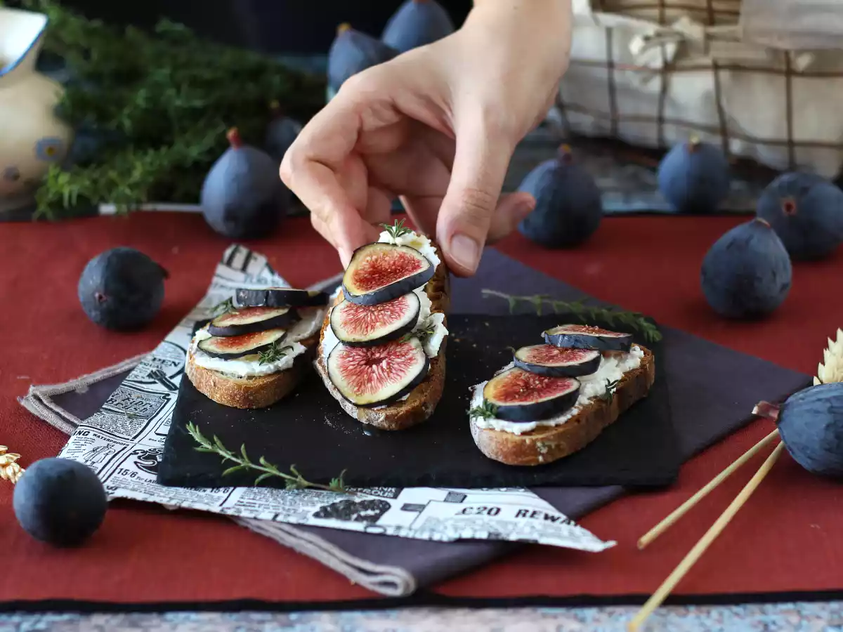 Tartine cu smochine, brânză proaspătă de capră, miere și rozmarin - poza 3