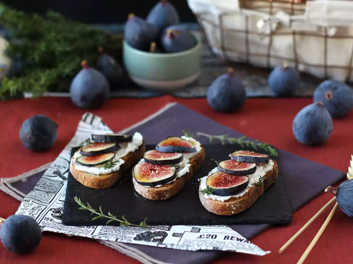 Tartine cu smochine, brânză proaspătă de capră, miere și rozmarin - poza 6