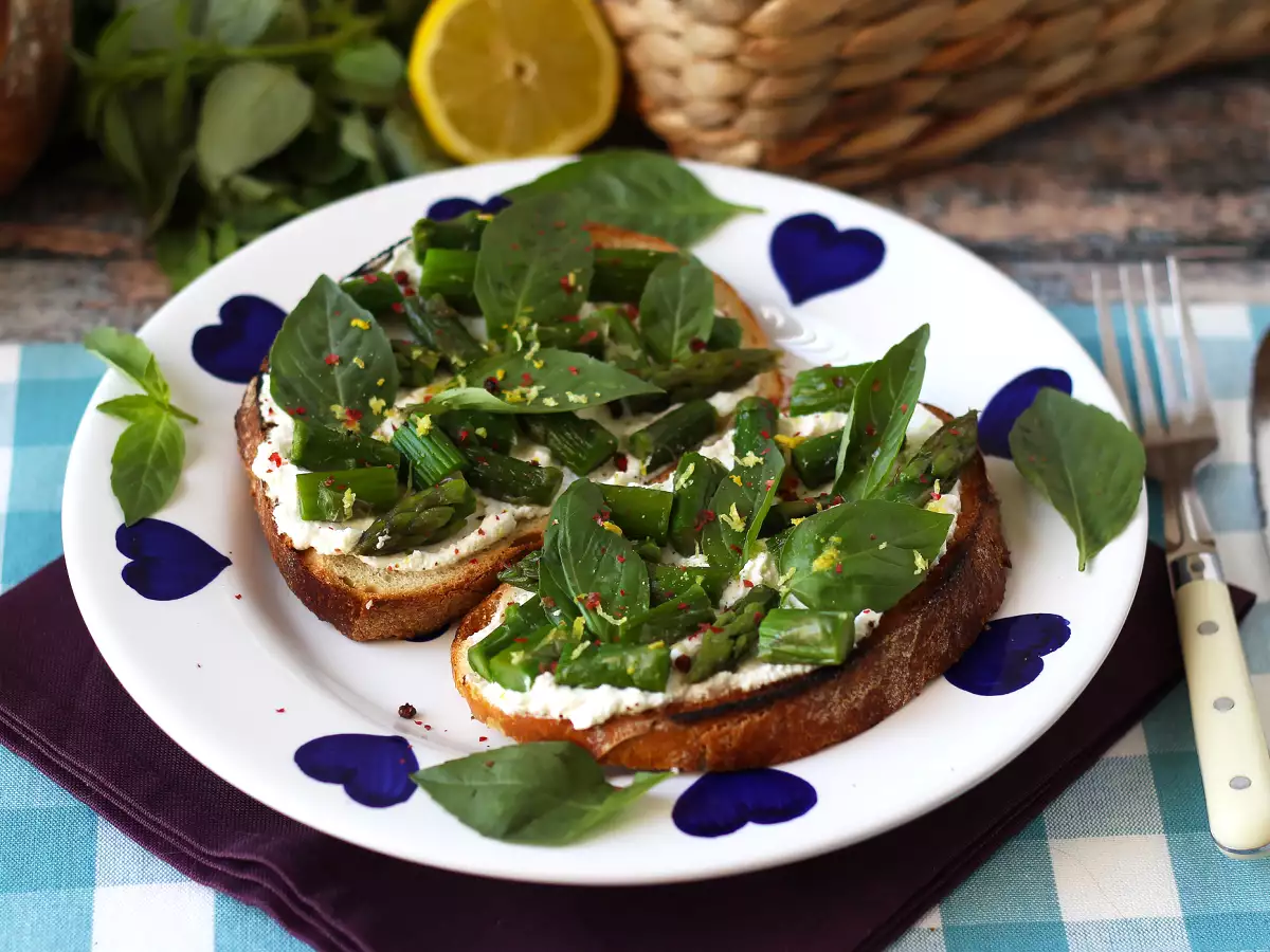 Tartine cu sparanghel, lămâie și ricotta cu busuioc - poza 3