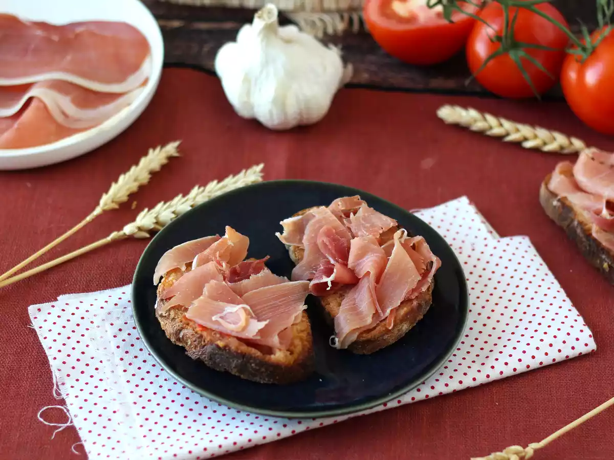Tartine cu tomate și jambon serrano