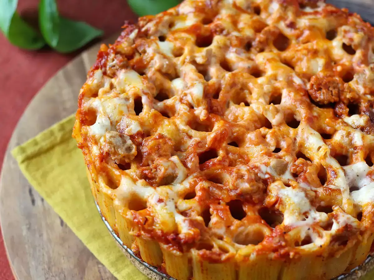 Timballo de rigatoni la cuptor cu cârnați, sos bechamel și mozzarella - poza 2