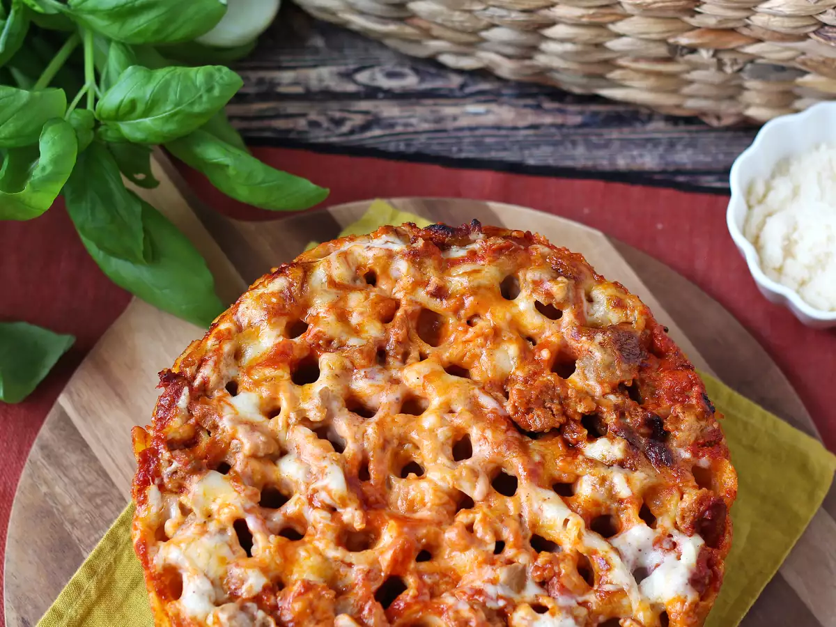 Timballo de rigatoni la cuptor cu cârnați, sos bechamel și mozzarella - poza 3