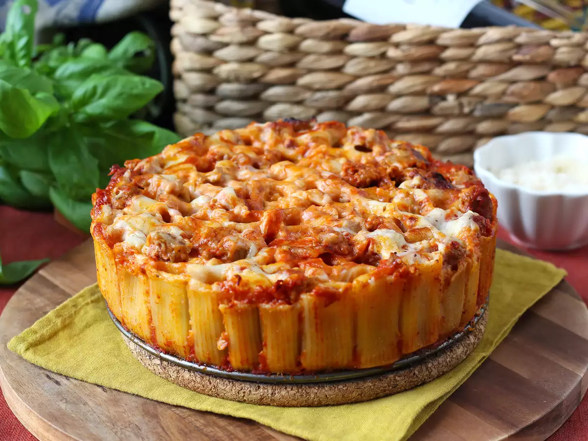 Timballo de rigatoni la cuptor cu cârnați, sos bechamel și mozzarella - poza 4