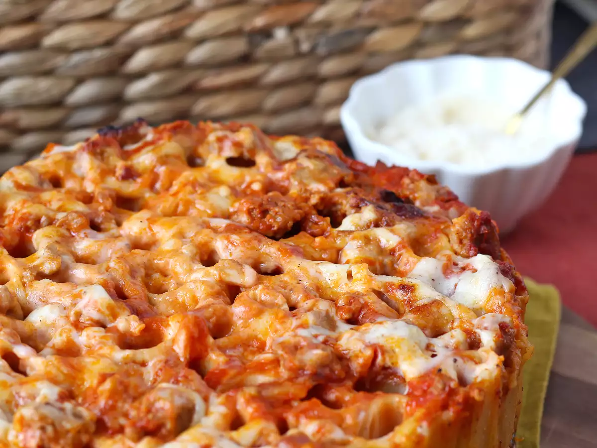 Timballo de rigatoni la cuptor cu cârnați, sos bechamel și mozzarella - poza 5