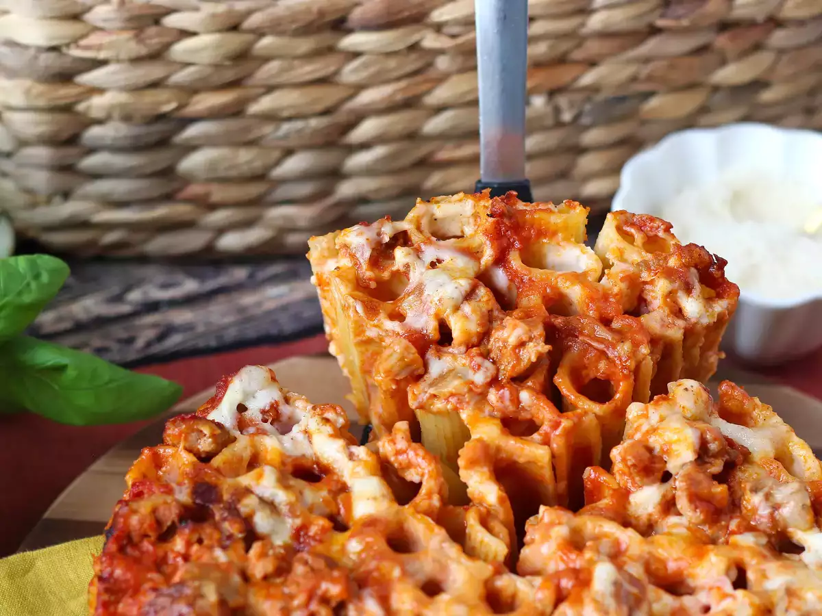 Timballo de rigatoni la cuptor cu cârnați, sos bechamel și mozzarella - poza 6