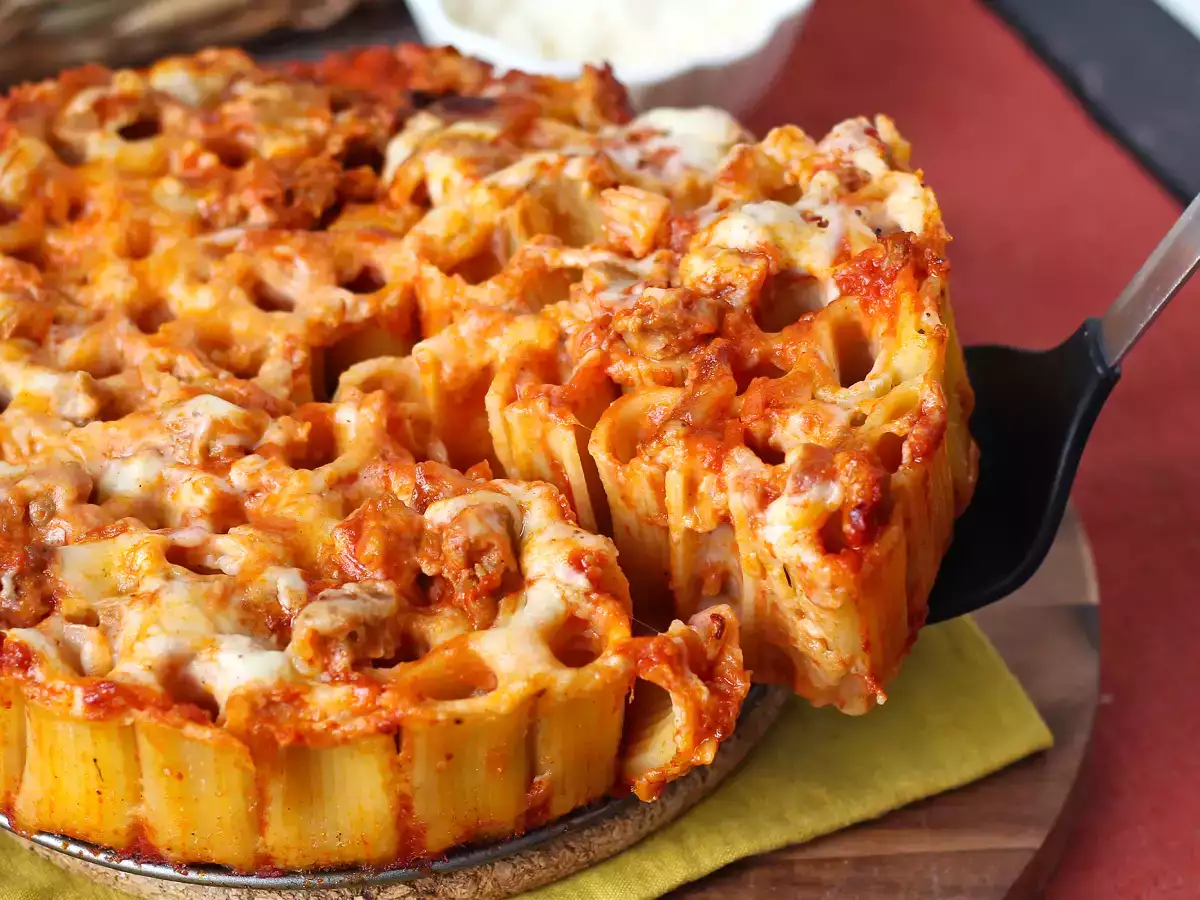 Timballo de rigatoni la cuptor cu cârnați, sos bechamel și mozzarella - poza 7