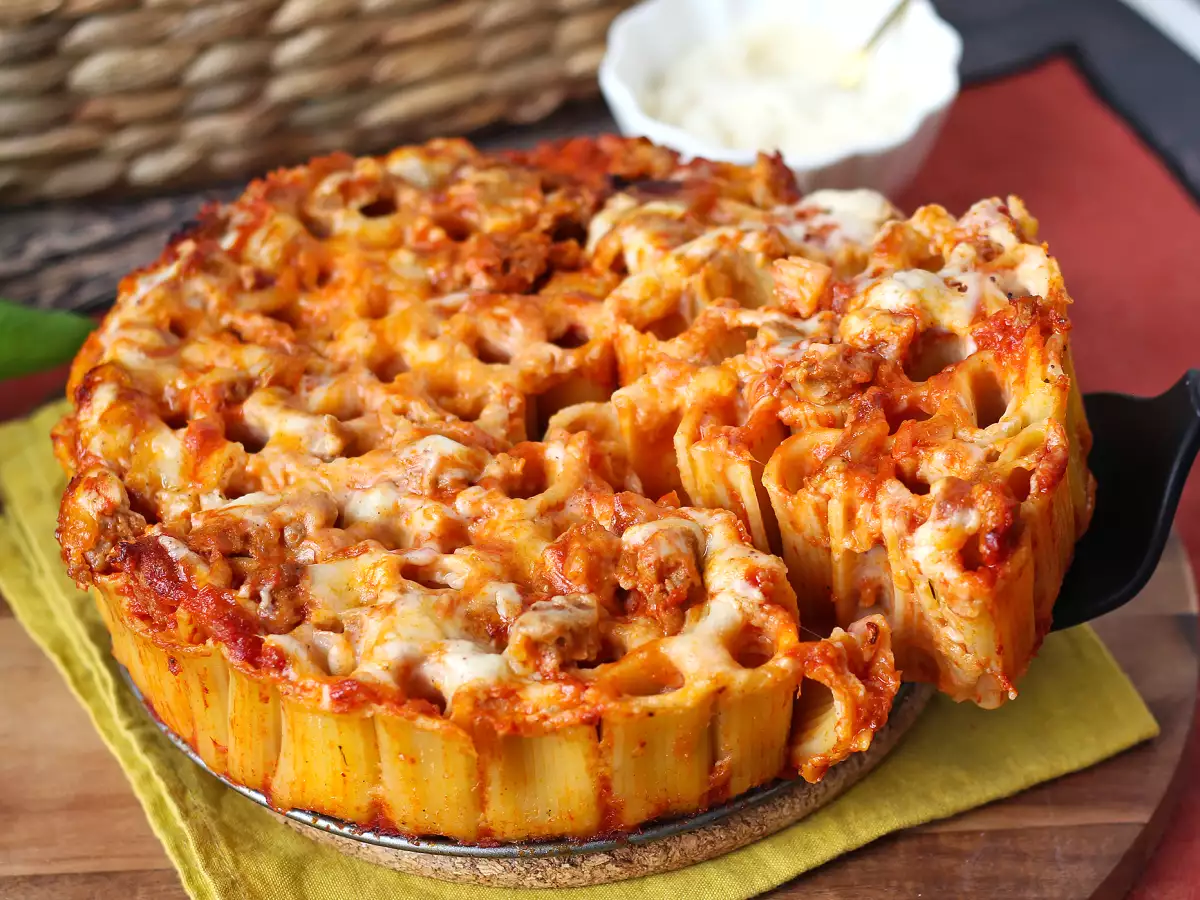 Timballo de rigatoni la cuptor cu cârnați, sos bechamel și mozzarella - poza 8