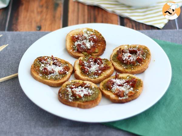 Toast cu pesto si parmezan