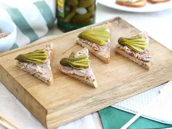Rețetă Toast cu rillette și murături
