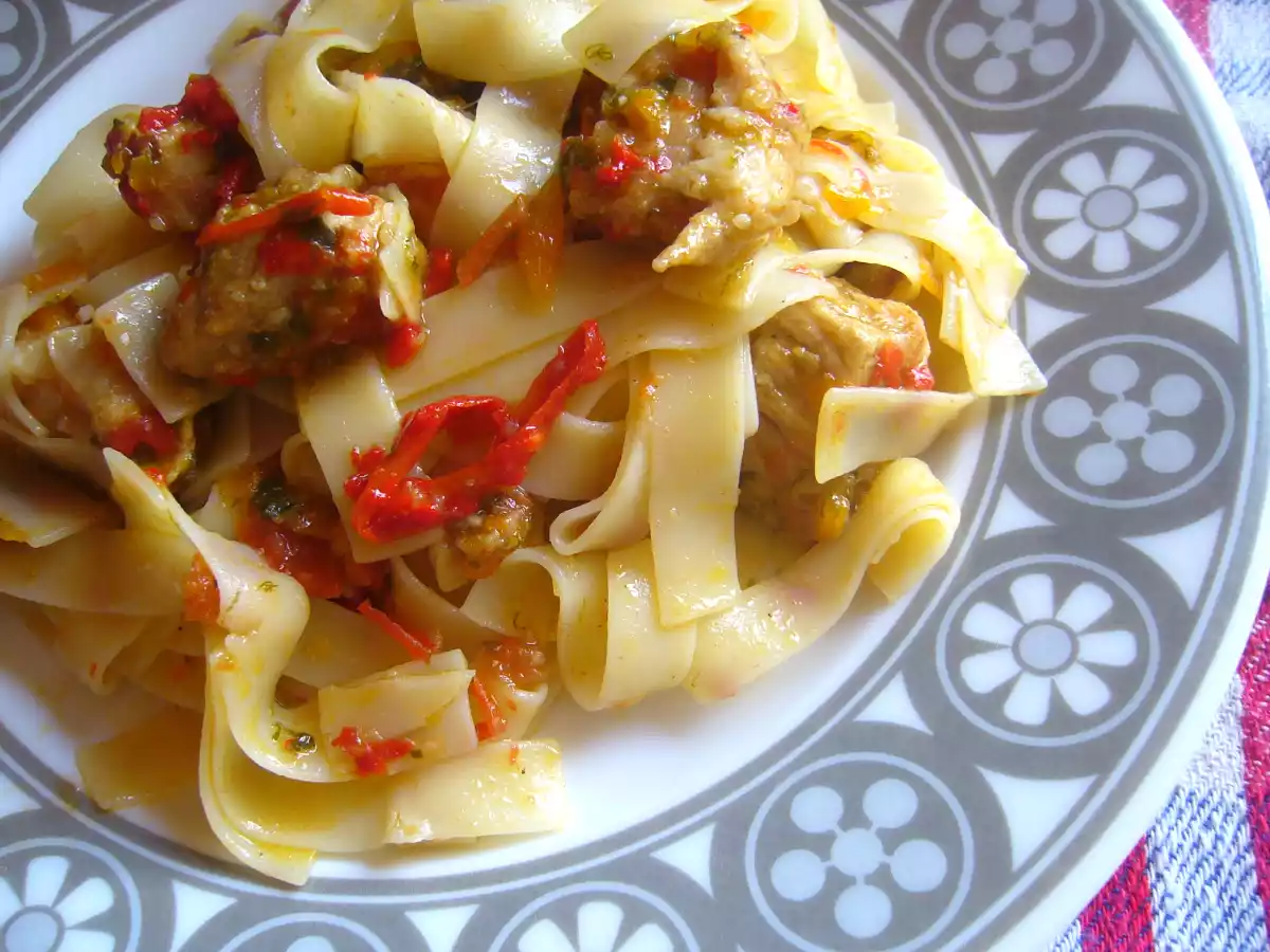 Tocana de porc cu legume si taitei lati