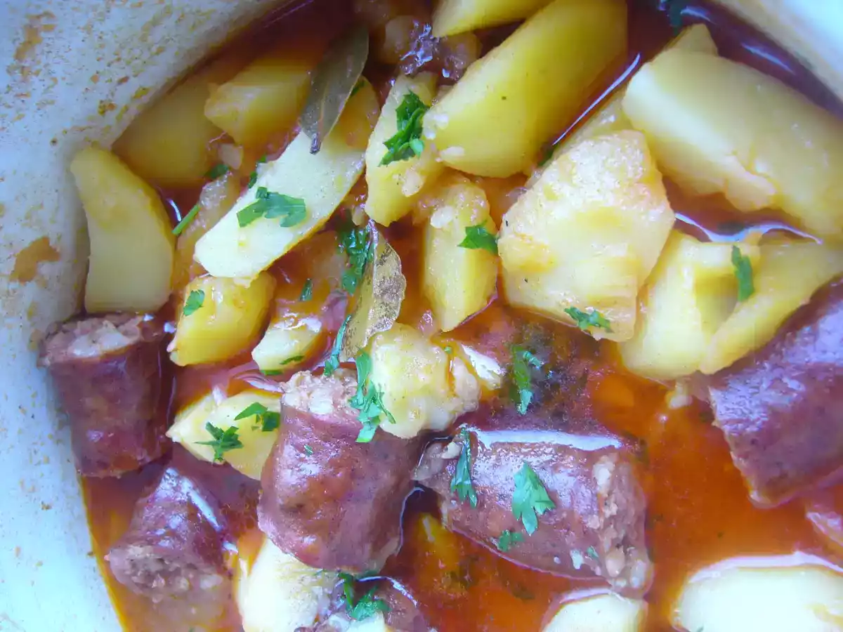 Tocanita de cartofi cu carnati de casa - poza 3