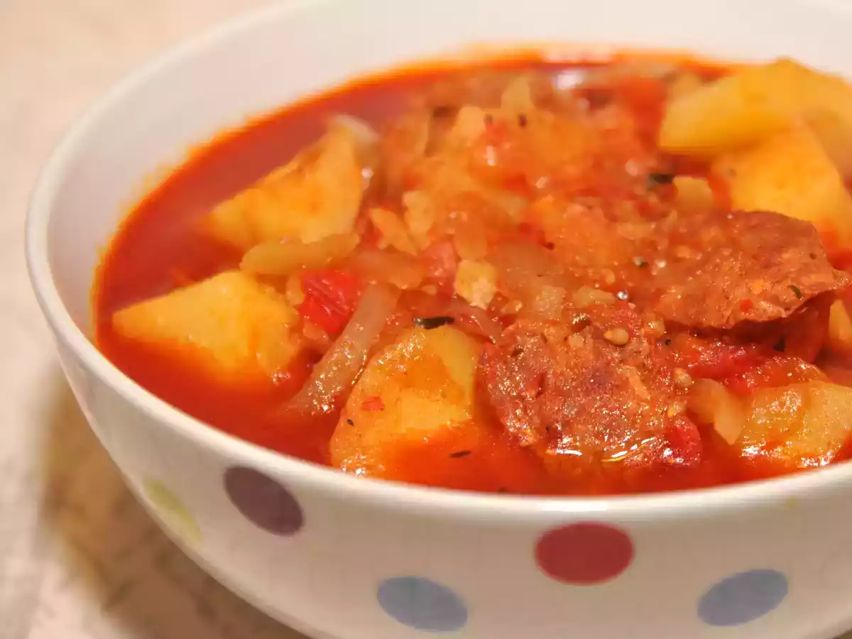 Tocanita de cartofi spaniola cu chorizo