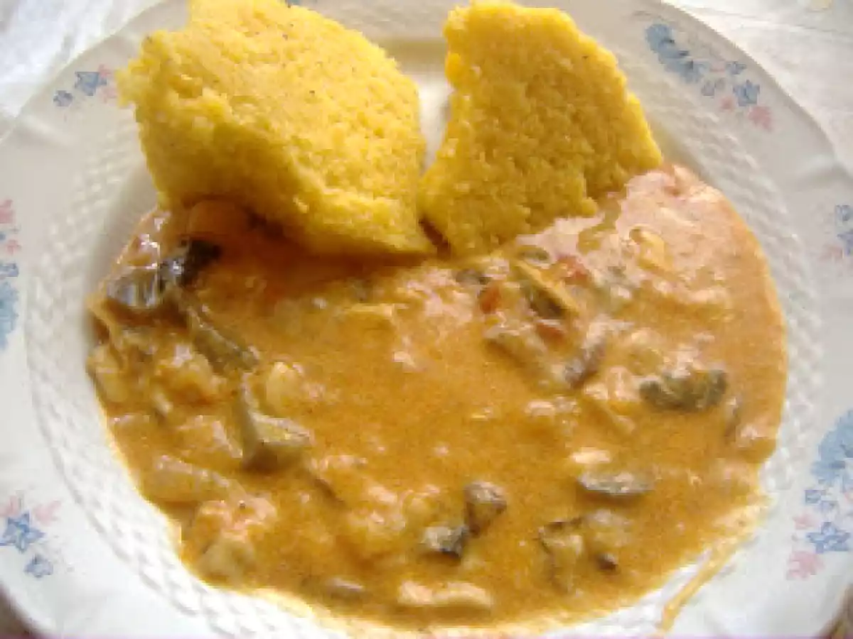 Tocanita de ciuperci cu mamaliguta - poza 3