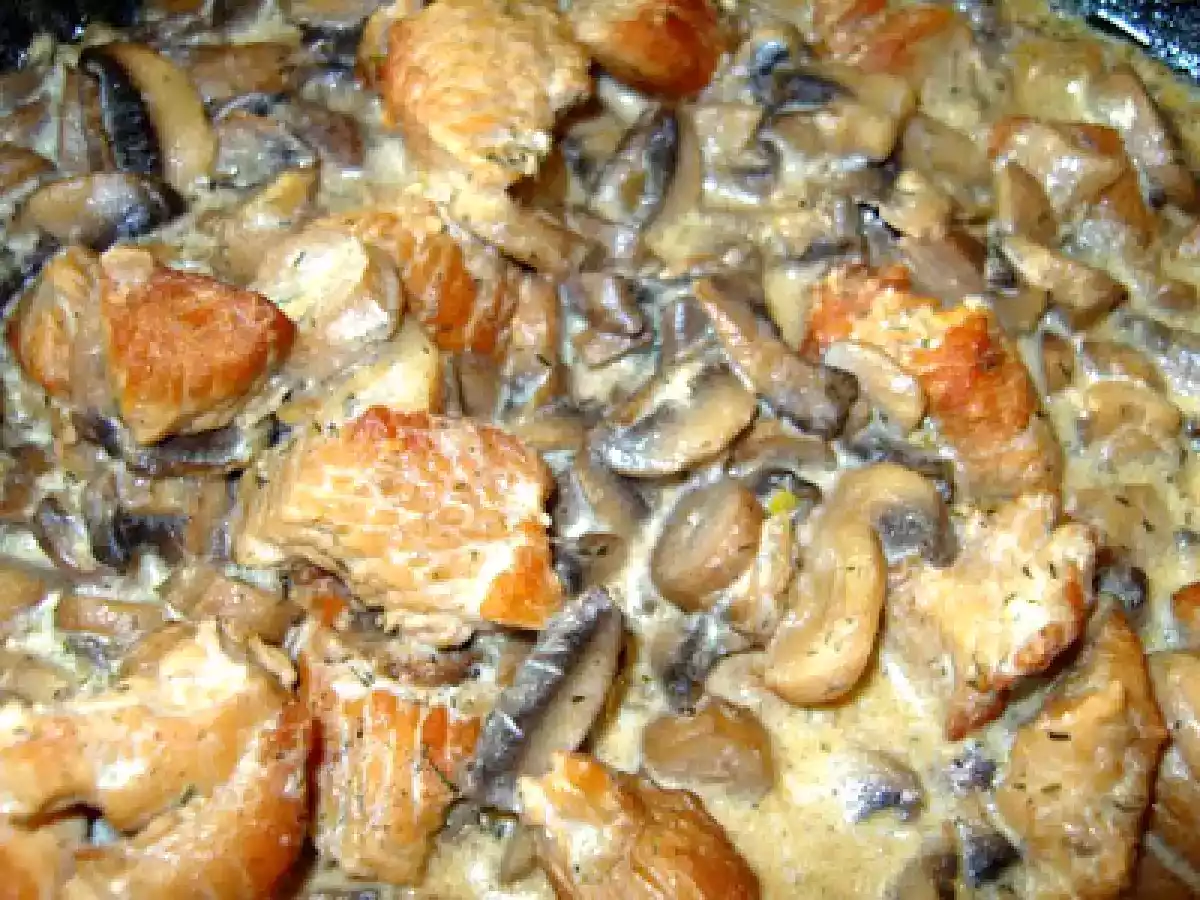 Tocanita de ciuperci cu piept de curcan, smantana si mult........... marar