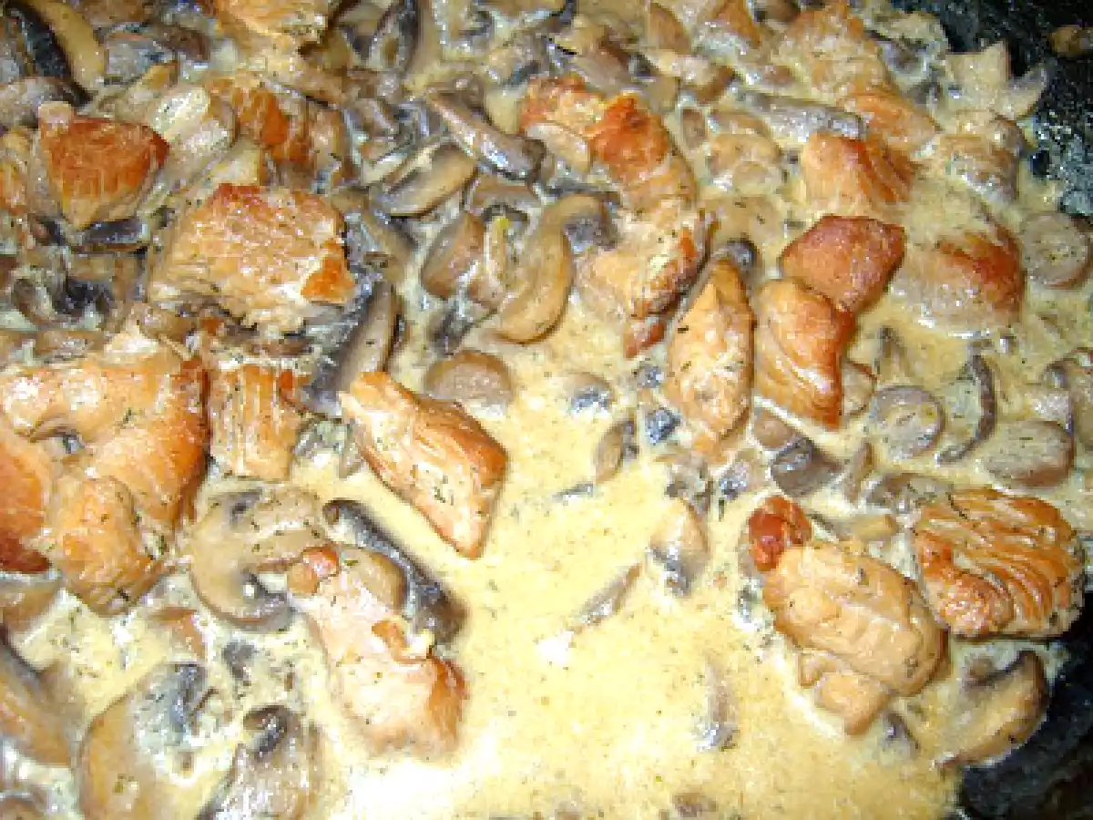 Tocanita de ciuperci cu piept de curcan, smantana si mult........... marar - poza 2