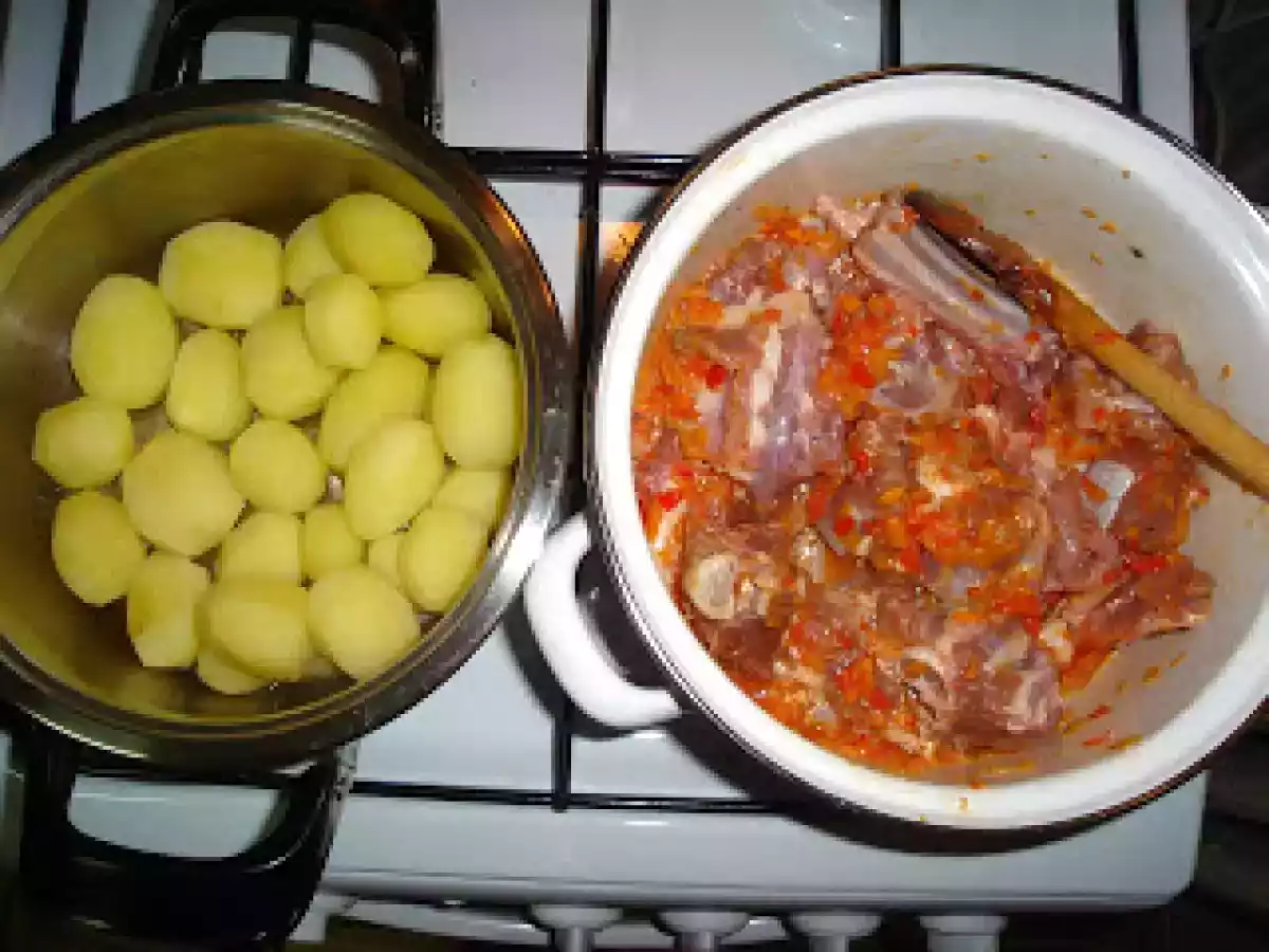 Tocanita de ied cu cartofi noi - poza 2