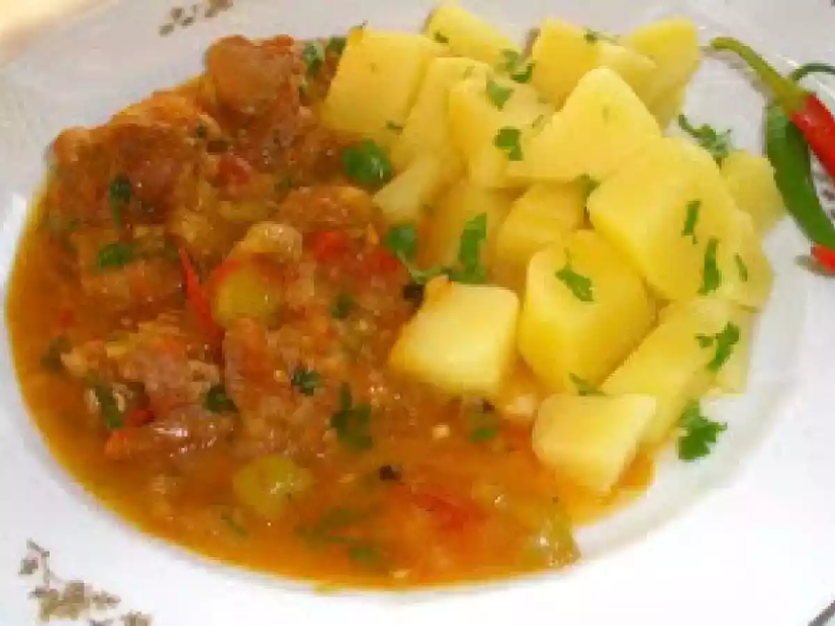 Tocanita de porc cu cartofi natur