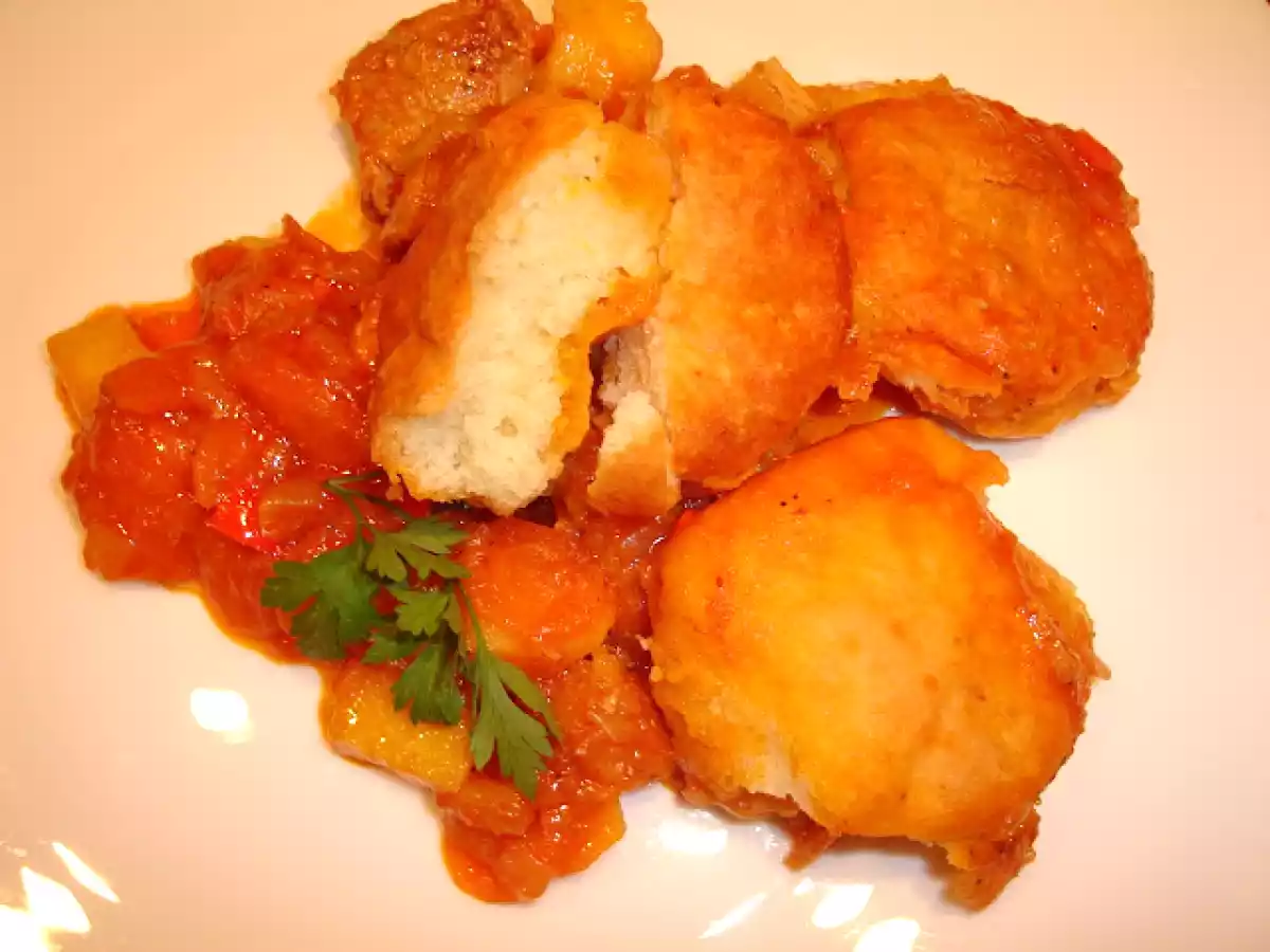 Tocanita de porc cu legume si painici pufoase.