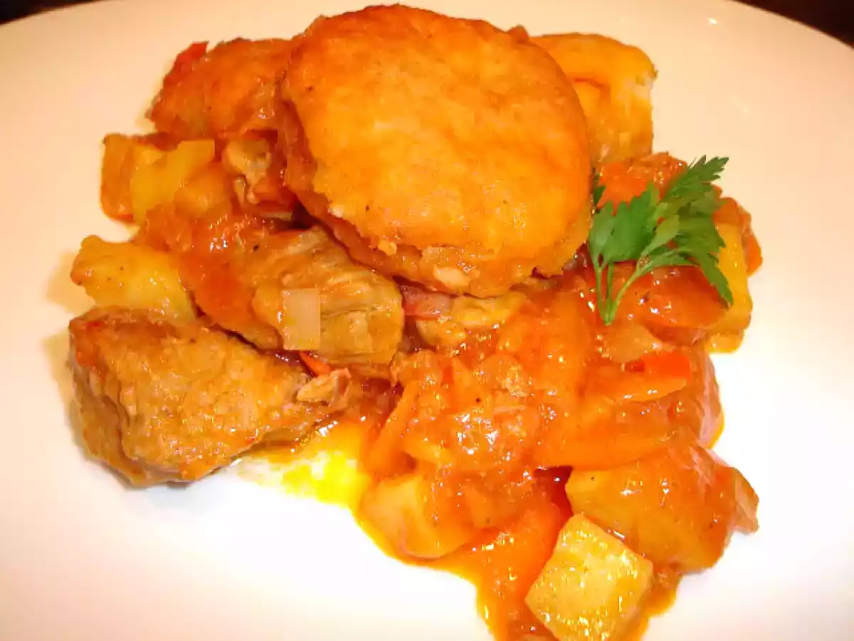 Tocanita de porc cu legume si painici pufoase. - poza 2