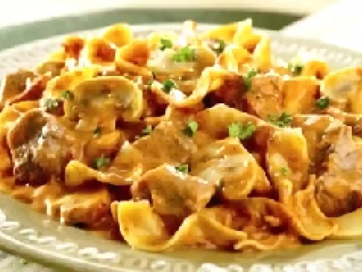 Tocanita de vita Stroganoff (Beef Stroganoff)
