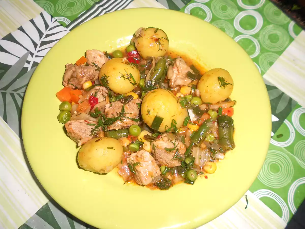 Tocanita din carne de porc si cartofi intregi - poza 2