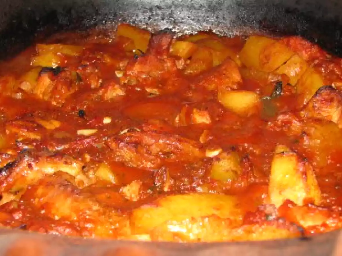 Tocanita din pulpa de curcan, cartofi si sos de rosii