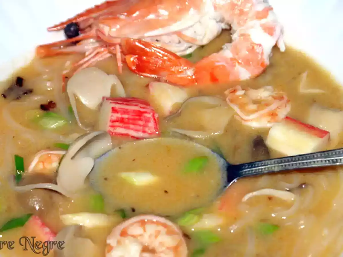 Tom Yum Goong - supa Thailandeza de creveti, iute-acrisoara - poza 3