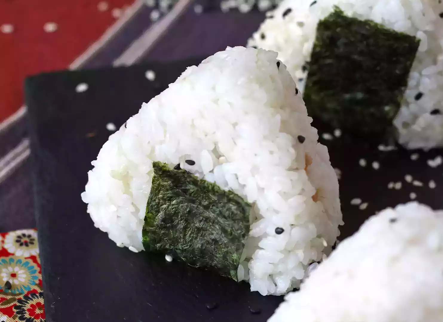 Ton onigiri, micul sandviș japonez triunghiular din orez - おにぎり