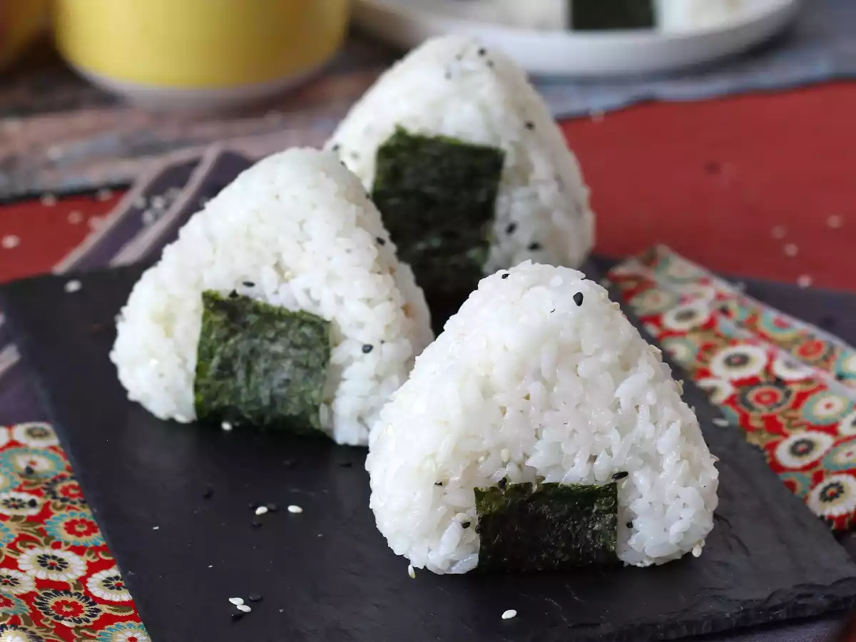 Ton onigiri, micul sandviș japonez triunghiular din orez - おにぎり - poza 2