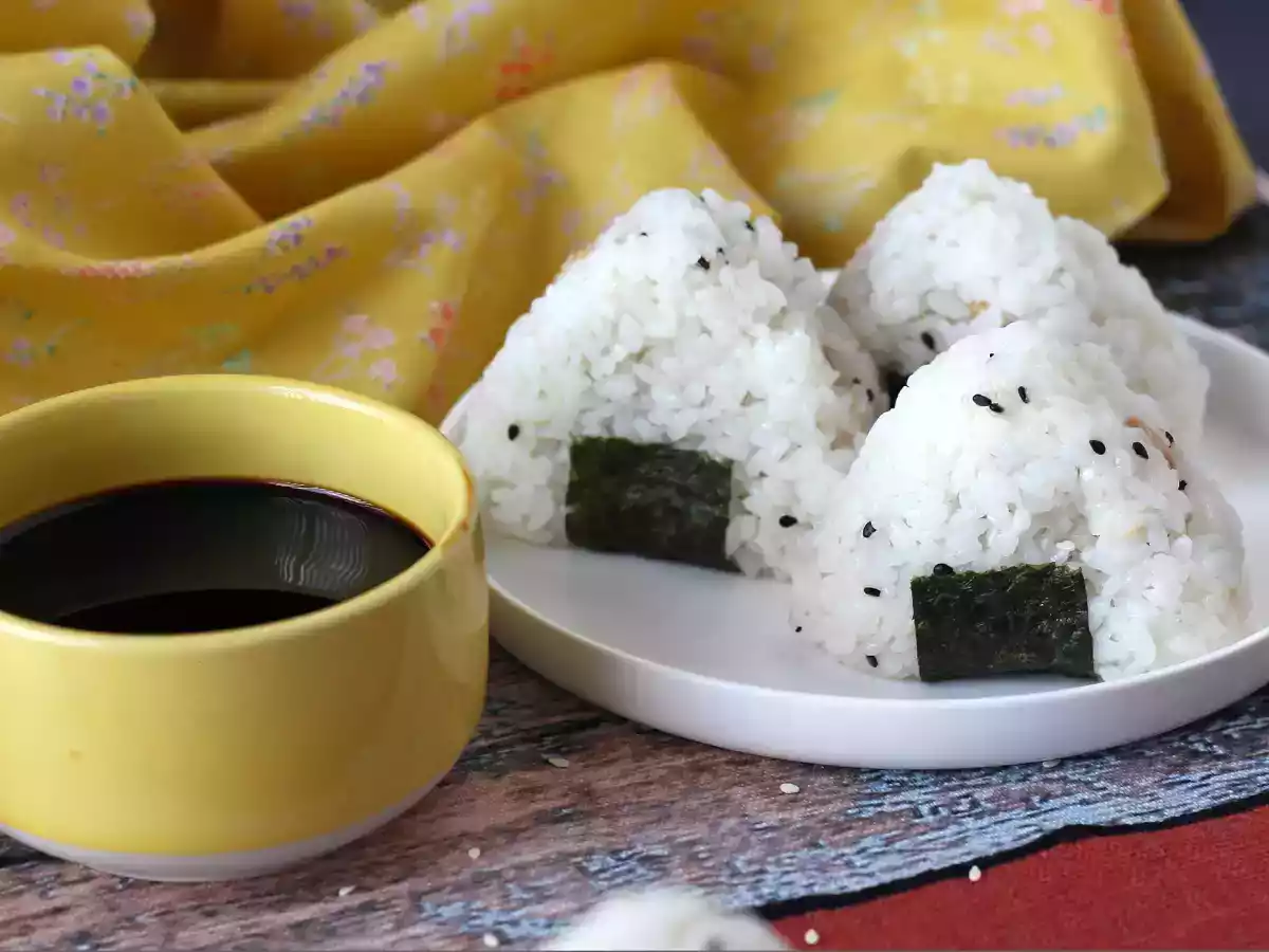 Ton onigiri, micul sandviș japonez triunghiular din orez - おにぎり - poza 3
