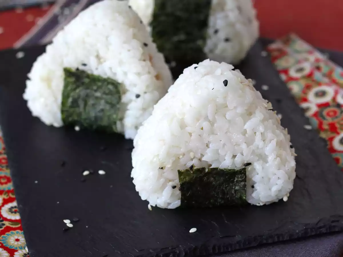 Ton onigiri, micul sandviș japonez triunghiular din orez - おにぎり - poza 4